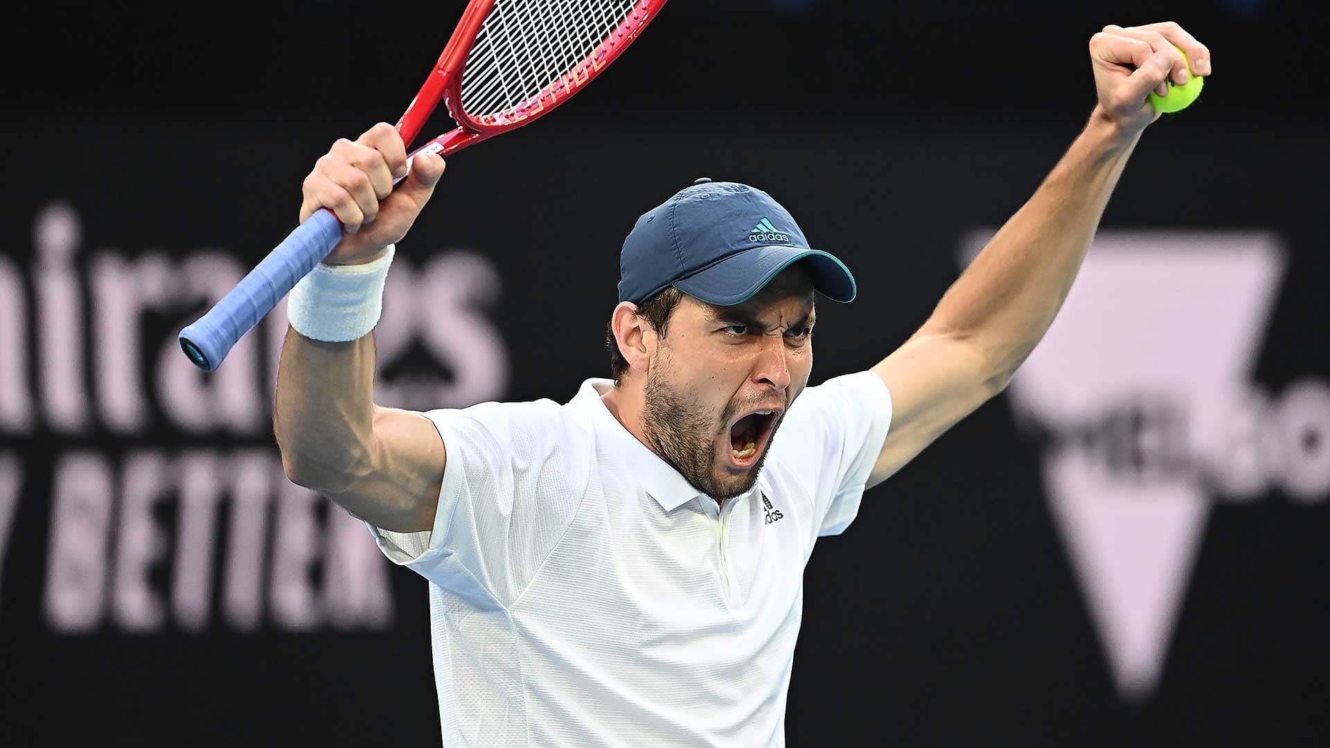 Aslan Karatsev: Con đường từ tay vợt vô danh đến đối thủ của Djokovic