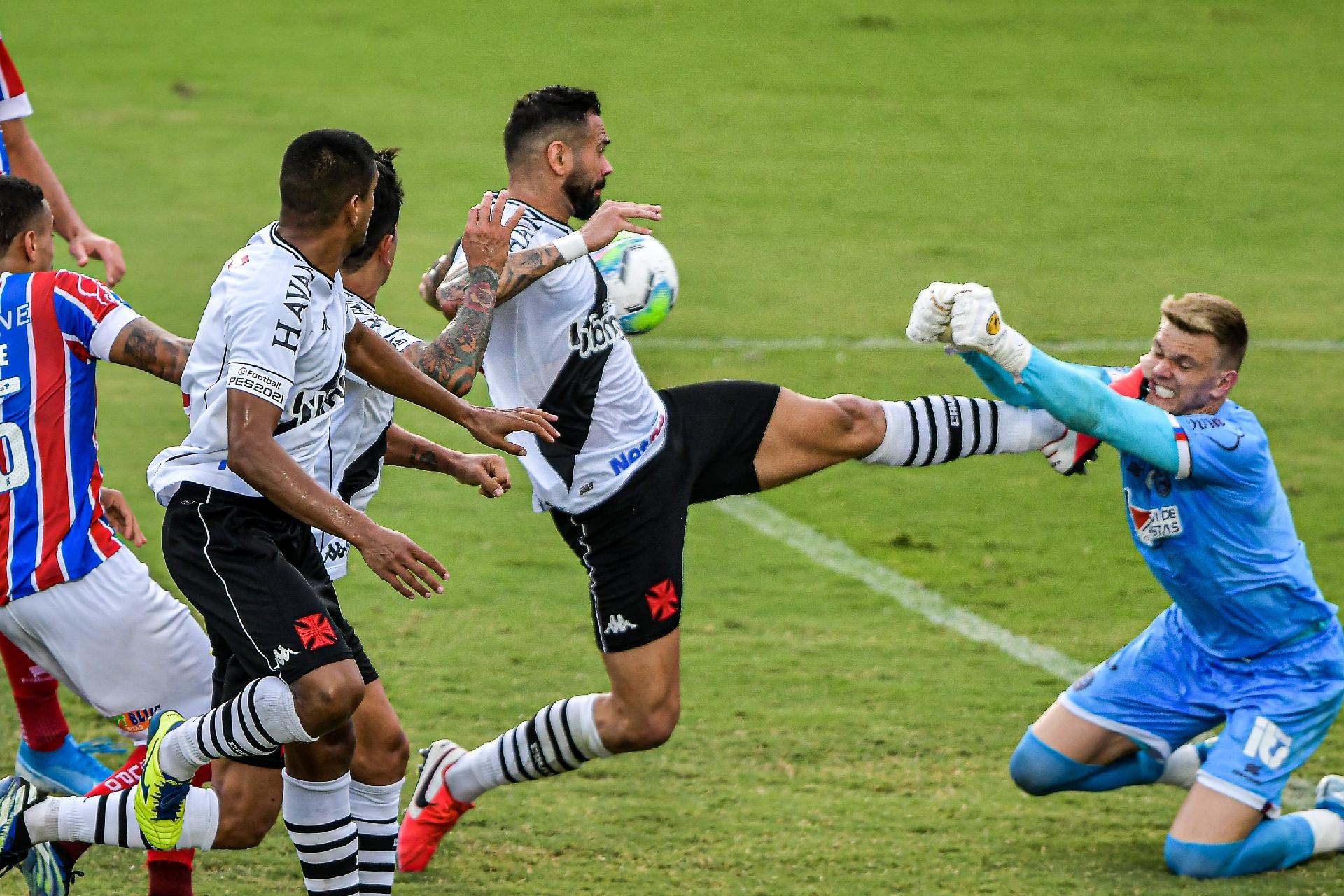 Giải VĐQG Brazil: Leandro Castan nhận thẻ đỏ vì đạp thẳng mặt thủ môn