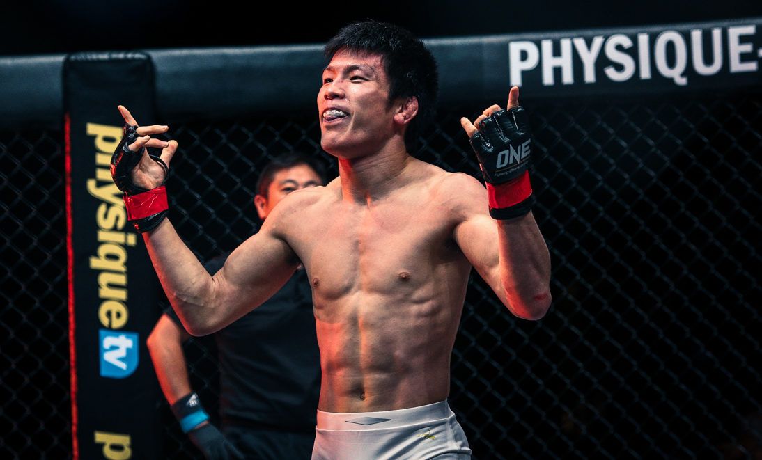 Võ sĩ MMA Nhật Bản tuyệt chiêu hiếm thấy đánh bại đối thủ
